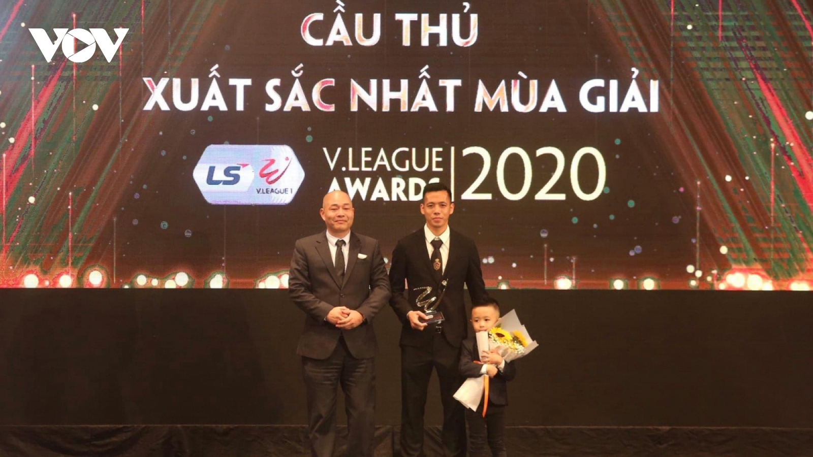 Van Quyet named as best footballer at V.League Awards